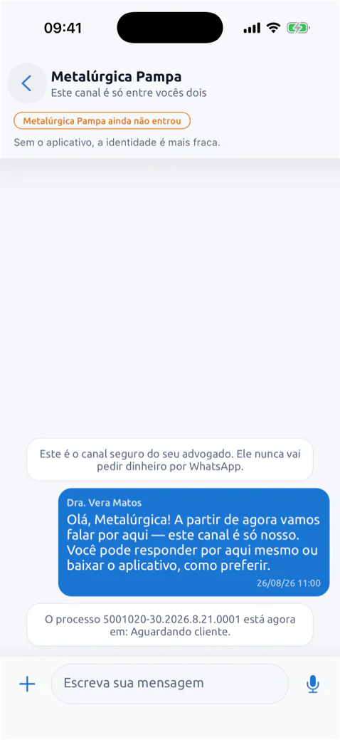 A conversa com um cliente no aplicativo do escritório, sob o título Este canal é só entre vocês dois, com a primeira mensagem do sistema e a saudação da advogada.