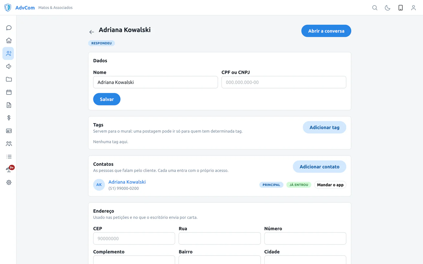 A ficha de uma cliente no computador, com o botão Abrir a conversa e a lista de contatos: as pessoas que falam pelo cliente, cada uma com o próprio acesso.