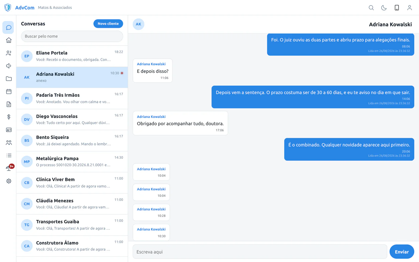 A tela de conversas do AdvCom no computador: a lista de clientes à esquerda e, à direita, a conversa aberta com uma cliente, com a hora de leitura de cada mensagem.