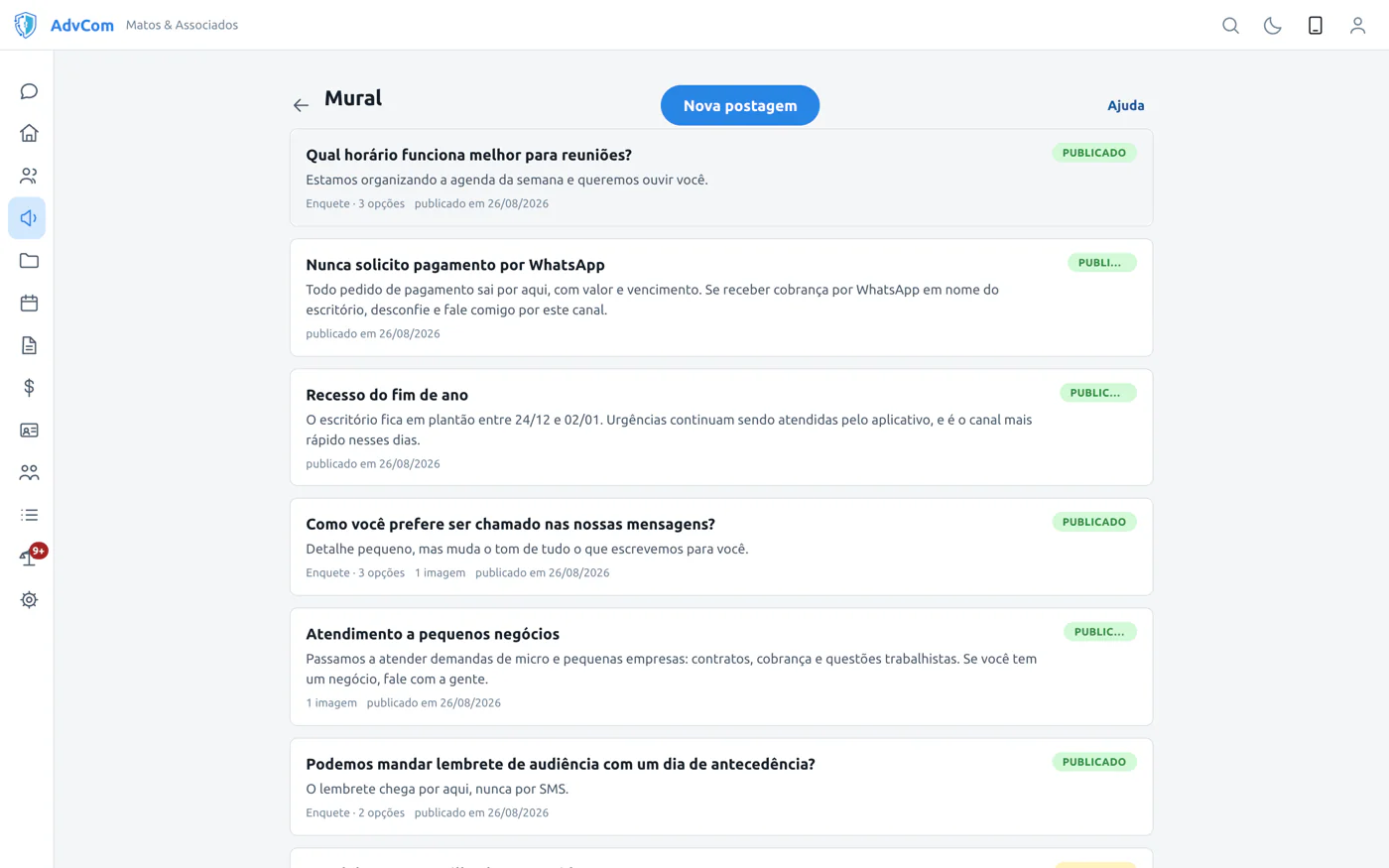 O mural no computador, com recados e enquetes publicados, como a enquete sobre o horário das reuniões e o aviso de recesso do escritório.