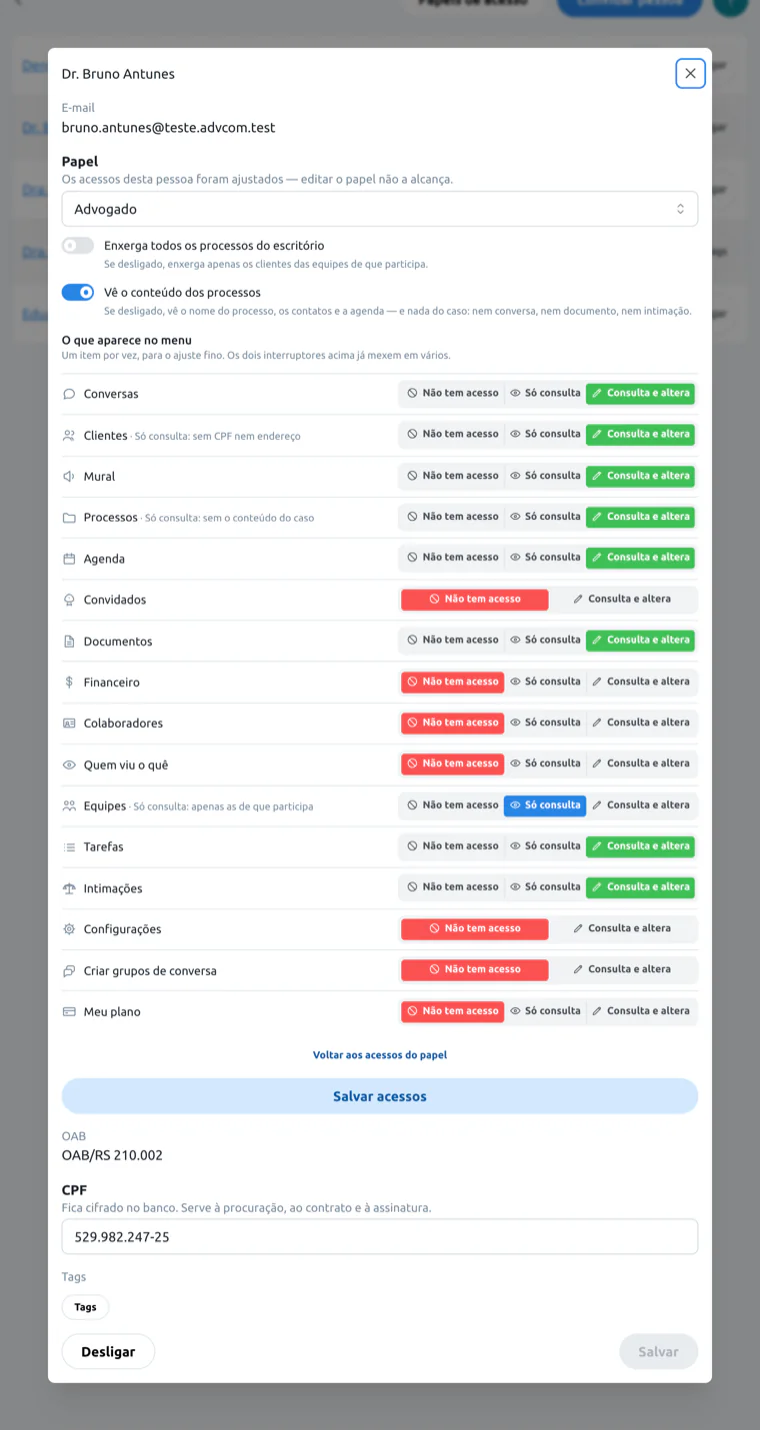 A ficha de um advogado, com os interruptores Enxerga todos os processos do escritório e Vê o conteúdo dos processos e, para cada item do menu, a escolha entre Não tem acesso, Só consulta e Consulta e altera.